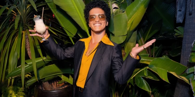 Bruno Mars vendos rekord të ri në shitjen e biletave, tejkalon edhe Taylor Swift
