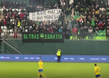 VIDEO/ Tension në tribuna, Egnatia-Elbasani nis me vonesë, “thumbime” në koreografi