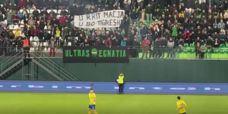 VIDEO/ Tension në tribuna, Egnatia-Elbasani nis me vonesë, “thumbime” në koreografi