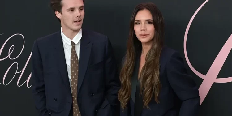 Cruz Beckham ‘like’ talljen e vallëzimit të nënës së tij në dasmën e Brooklyn