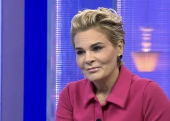 “Nuk na bën dot për budallenj”/ Monika Kryemadhi shpërthen ashpër ndaj Rogertit, banori: Pse e mbron Mirin?