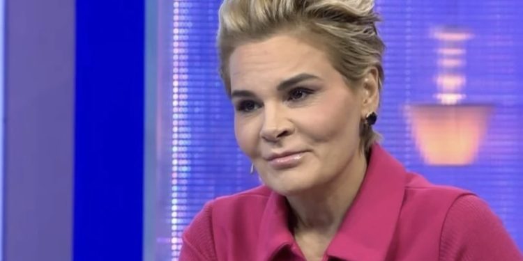 “Nuk na bën dot për budallenj”/ Monika Kryemadhi shpërthen ashpër ndaj Rogertit, banori: Pse e mbron Mirin?