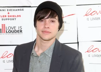 Ish-aktori i “High School Musical” bie në pranga, arrestohet për pornografi me fëmijë