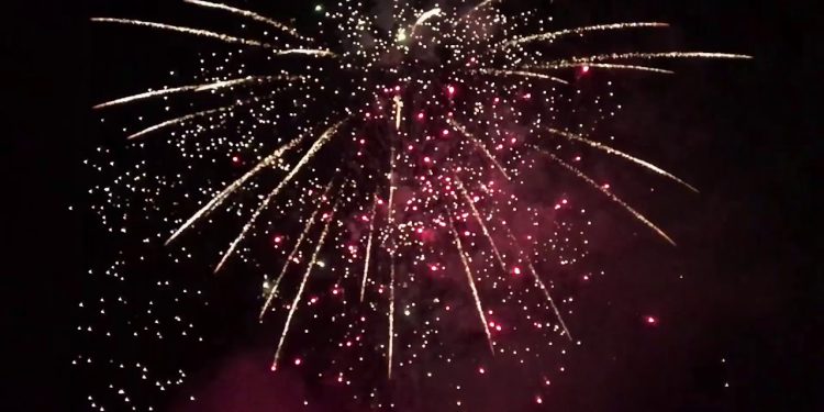 Lëndohen 20 persona nga hedhja e fishekzjarrëve, 13-vjeçarja në kryeqytet shpëton mrekullisht nga plumbi qorr