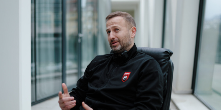 “Legjendat Flasin”/ Rrëfimi i Migjen Bashës: Nga pritja për të veshur fanellën e Kombëtares, te kualifikimi i parë në Europian!