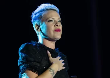 Pink e kaloi natën e Vitit të Ri në spital, me shaka mohon se ka bërë lifting fytyre