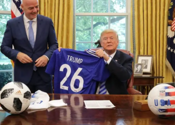 “Do të dorëzoj trofeun e botërorit bashkë me Trump”, Infantino prezent në Davos