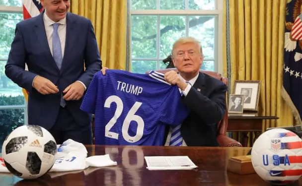 “Do të dorëzoj trofeun e botërorit bashkë me Trump”, Infantino prezent në Davos