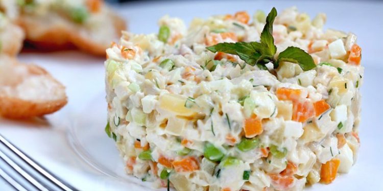 Në çdo tryezë për festimet e Viti të Ri/ Mënyra e duhur si ta ruani sallatën ruse nëse ju ka tepruar