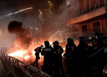 I njëjti skenar/ Fjalime, molotov dhe ujë nga policia, mbyllet protesta e opozitës