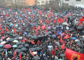 Festë dhe protestë në Kosovë, mijëra njerëz në shesh kërkojnë drejtësi për liderët e UÇK-së