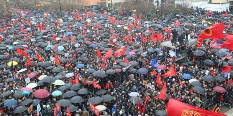 Festë dhe protestë në Kosovë, mijëra njerëz në shesh kërkojnë drejtësi për liderët e UÇK-së