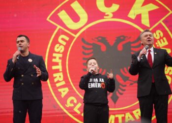 Tre breza në skenë, Ilir Shaqiri këndon bashkë me djalin e nipin para turmës së protestuesve në Prishtinë