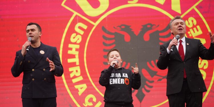 Tre breza në skenë, Ilir Shaqiri këndon bashkë me djalin e nipin para turmës së protestuesve në Prishtinë