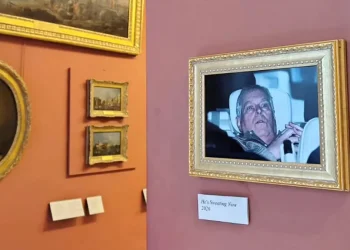 Aktivistët vendosin foton e arrestimit të Princit Andrew në Luvër: “Dhe kështu do ta kujtoj bota”, stafi e heq brenda 15 minutave