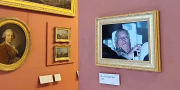 Aktivistët vendosin foton e arrestimit të Princit Andrew në Luvër: “Dhe kështu do ta kujtoj bota”, stafi e heq brenda 15 minutave