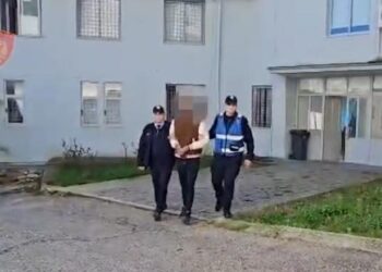 Arsenal armësh dhe drogë në shtëpi, arrestohet i riu në Përmet