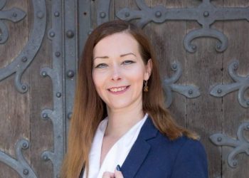 “Ishte dashuri me shikim të parë…”/ Nga njohja me këngëtarin deri tek takimi me vajzën, rrëfehet gruaja e Mirit