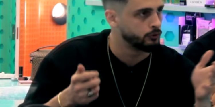 Gimbo flet për ish-të dashurën: Më kërcënonte me numra të tjerë…