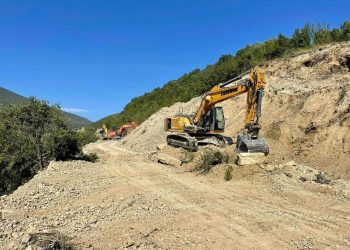 Hodhi inerte në tokën e një banori të zonës, nën hetim inxhinieri i rrugës Ballaban-Berat