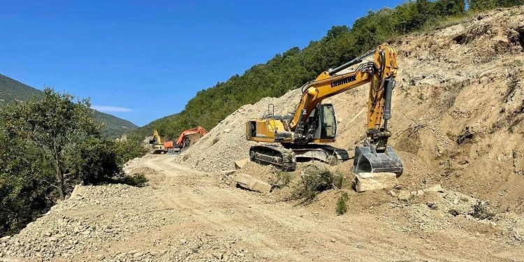 Hodhi inerte në tokën e një banori të zonës, nën hetim inxhinieri i rrugës Ballaban-Berat