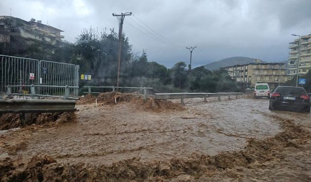 Përmbytje në Himarë/ Bashkia thirrje banorëve: Shmangni lëvizjet