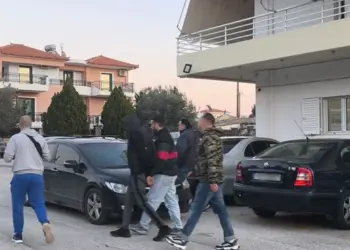 Vrau 17-vjeçarin shqiptar në Greqi dhe plagosi një tjetër, dorëzohet në polici autori: Unë jam ai që kërkoni!