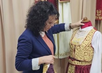 Artizanët në Gjirokastër në betejë për ruajtjen e identitetit të veshjeve