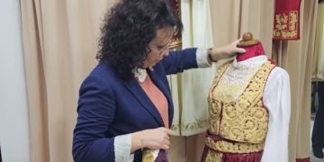 Artizanët në Gjirokastër në betejë për ruajtjen e identitetit të veshjeve