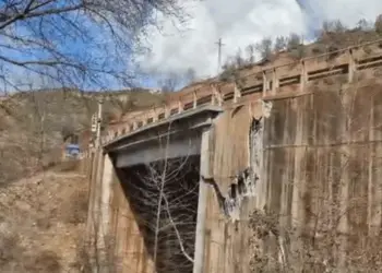 “Rrezikohet shembja e urës”, ARRSH bllokon rrugën Librazhd-Prrenjas