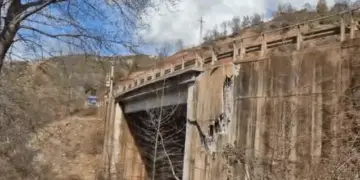 “Rrezikohet shembja e urës”, ARRSH bllokon rrugën Librazhd-Prrenjas