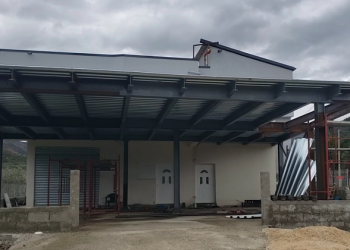 Po punonte mbi çati, bie dhe gjen vdekjen 50-vjeçari