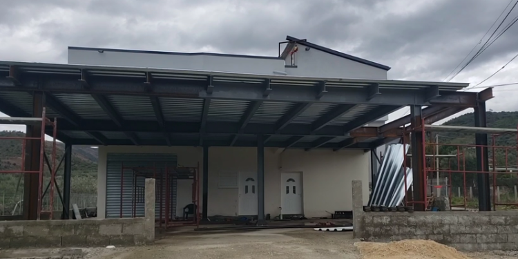 Po punonte mbi çati, bie dhe gjen vdekjen 50-vjeçari