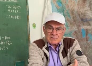 Mësuesi nga Finiqi që nuk doli kurrë në pension: Në moshën 80-vjeçare, Kristo Murati rikthehet çdo ditë në klasë