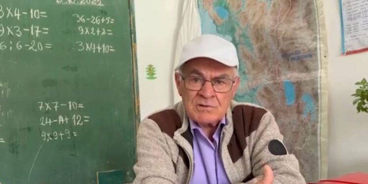 Mësuesi nga Finiqi që nuk doli kurrë në pension: Në moshën 80-vjeçare, Kristo Murati rikthehet çdo ditë në klasë