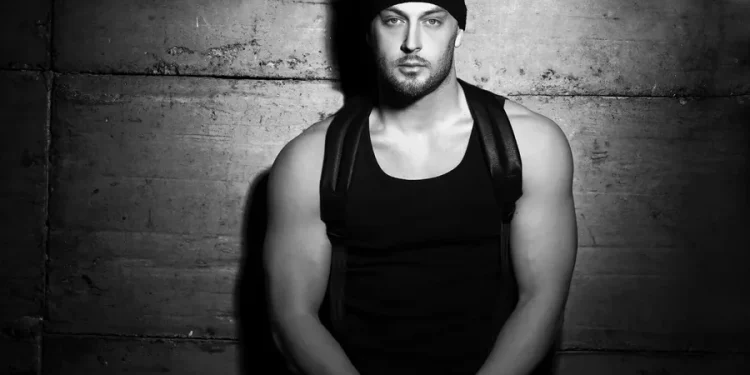 Adrian Gaxha martohet në heshtje, partnerja në pritje të ëmbël, dalin pamjet