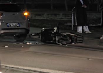 Motori elektrik përplaset me makinën, një i plagosur