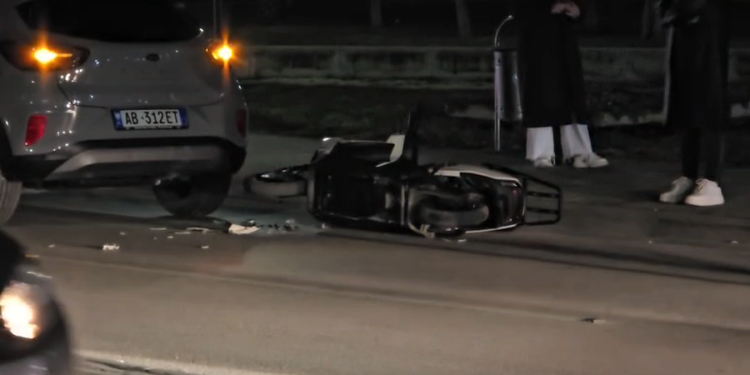 Motori elektrik përplaset me makinën, një i plagosur
