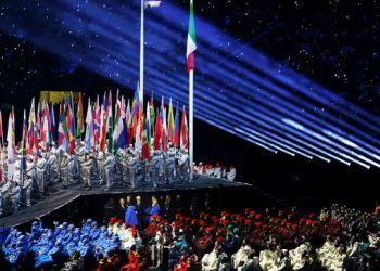 FOTOLAJM/ Spektakël plot ngjyra e fishekzjarrë, pamje nga ceremonia e hapjes së Lojërave Olimpike Dimërore në Itali