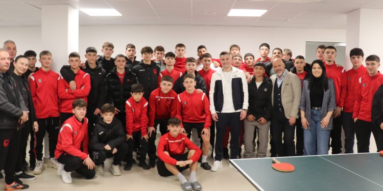 Elite Youth Development Academy mirëpret Taulant Xhakën dhe Jurgen Gjasulën në një vizitë frymëzuese për talentët e rinj
