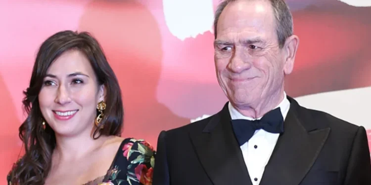 Zbardhet shkaku i vdekjes së vajzës së Tommy Lee Jones, gjashtë javë pasi u gjet e pajetë në hotel
