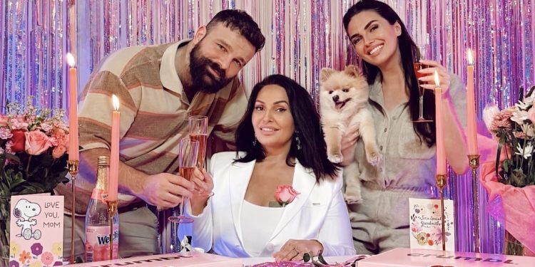 Pas sfidës së gjatë, Beatrix dhe Alban festojnë përfundimin e terapive të nënës së tyre