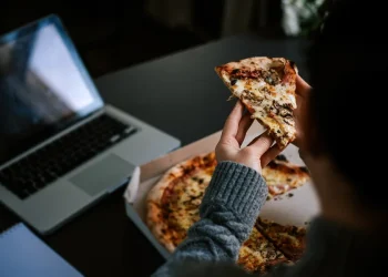 Çfarë duhet të dini nëse hani pas orës 20:00?