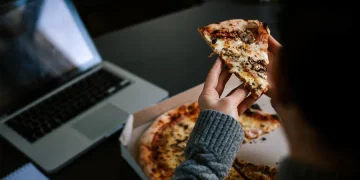 Çfarë duhet të dini nëse hani pas orës 20:00?