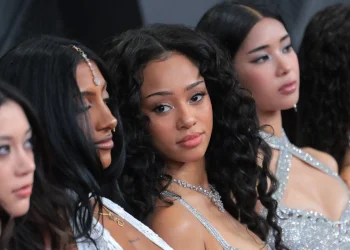 Bannerman largohet nga KATSEYE, e vetmja anëtare me ngjyrë! Plasin debatet në rrjet