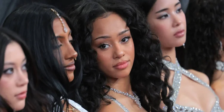 Bannerman largohet nga KATSEYE, e vetmja anëtare me ngjyrë! Plasin debatet në rrjet