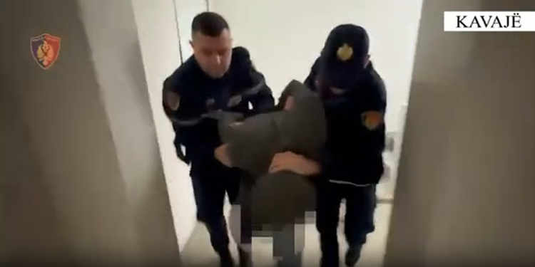 Kërkohej për vjedhje banesash, shihni si e arreston policia të riun nga Saranda (VIDEO)