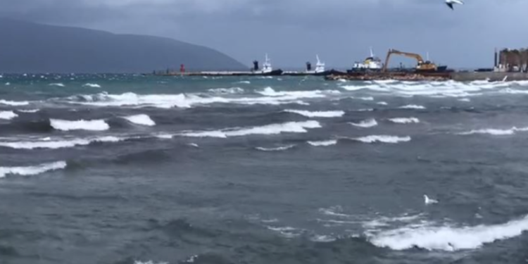 Erë e fortë në Vlorë, pezullohet lundrimi për mjetet e vogla dhe ato të peshkimit