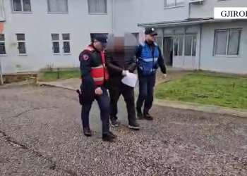 3 të arrestuar në Gjirokastër, si u zbulua baza për lëshimin e dokumenteve të falsifikuara (VIDEO)