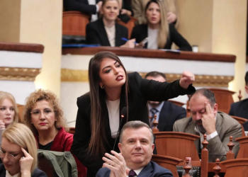 Deputetja e PS pyet Berishën: Nuk u lodhe duke djegur Shqipërinë për prapanicën tënde?